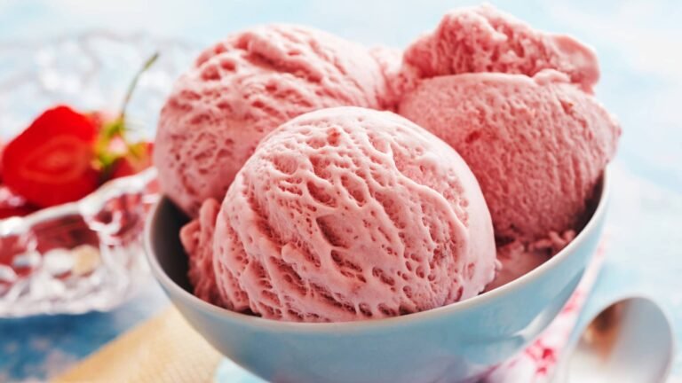 Glace protéinée à la fraise avec le Ninja Creami Deluxe