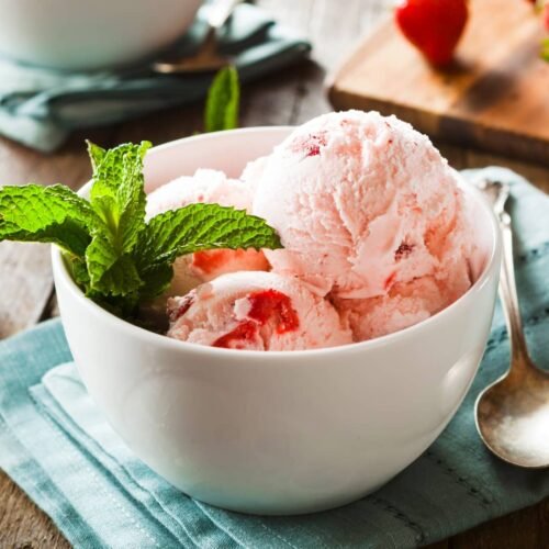 Glace fraise protéinée avec le Ninja Creami Deluxe