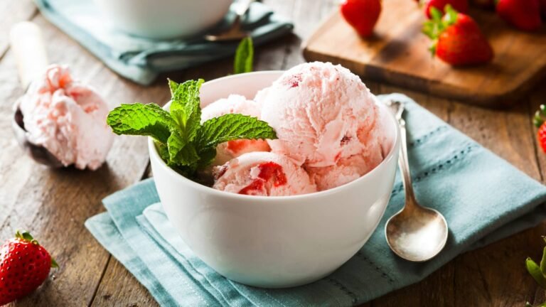 Glace fraise protéinée avec le Ninja Creami Deluxe