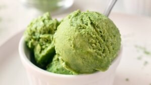 Glace Matcha faible en sucre avec le Ninja Creami Deluxe