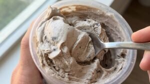 Glace sundae Oreo protéinée au Ninja Creami Deluxe