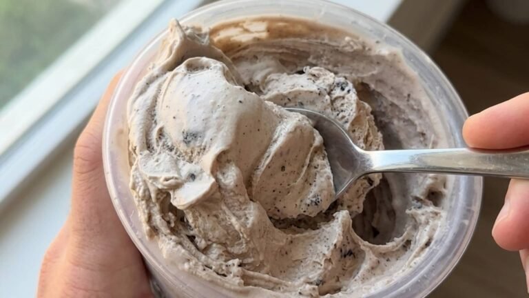 Glace sundae Oreo protéinée au Ninja Creami Deluxe